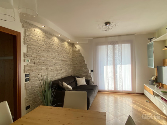 MOLTO LUMINOSO ED IN ECCELLENTE STATO D'USO foto-69740