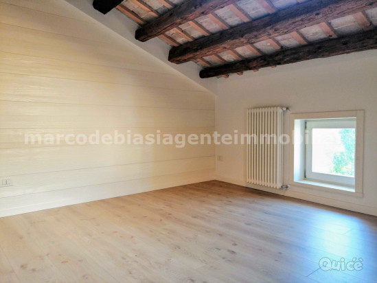DUPLEX SU PALAZZETTO STORICO RISTRUTTURATO foto-105769
