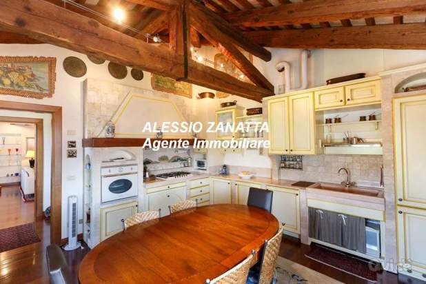 Bicamere ultimo piano in villa con parco secolare a San Biagio di Callalta foto-107906