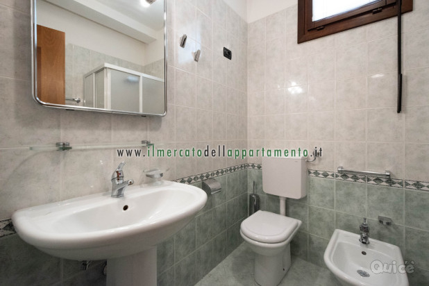 Lignano, ampio trilocale con doppi servizi, posizione centrale foto-267030