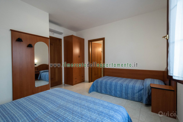 Lignano, ampio trilocale con doppi servizi, posizione centrale foto-267033