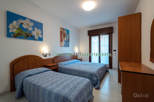 Lignano, ampio trilocale con doppi servizi, posizione centrale foto-267029