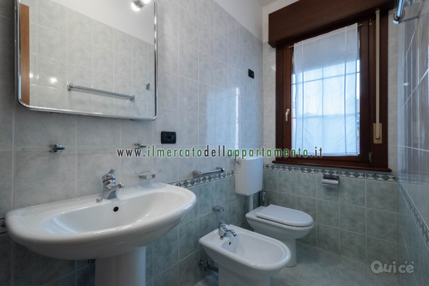 Lignano, ampio trilocale con doppi servizi, posizione centrale foto-267034