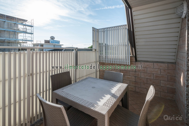 Lignano, appartamento trilocale mansardato tra il centro e la spiaggia foto-267040