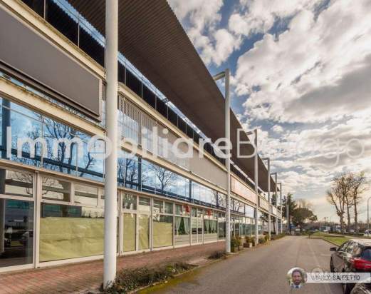 SPAZIO COMMERCIALE DIREZIONALE FRONTE PONTEBBANA a Spresiano foto-267405
