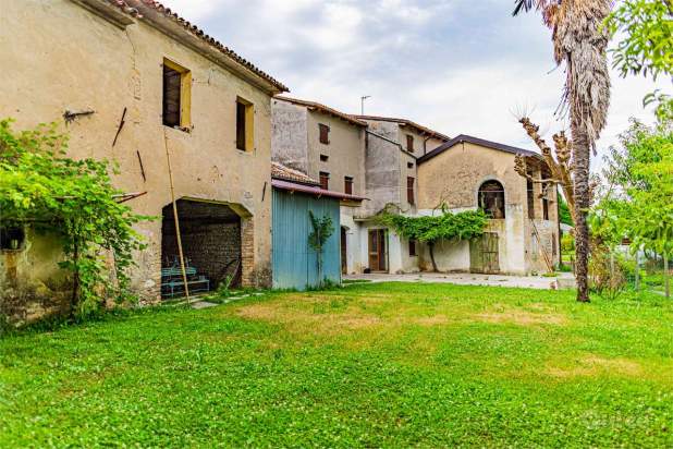COMPLESSO RUSTICO DI 500MQ CON 700MQ DI SCOPERTO a Orsago foto-35434