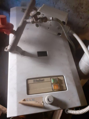 CALDAIA A MURO USATA IN BUONO STATO WALLIANT A GPL CON IMPIANTO ELETTRICO foto-320915