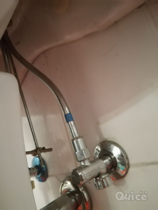 Lavabo per bagno e miscelatore foto-325518