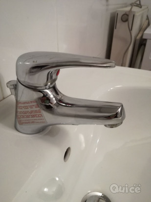 Lavabo per bagno e miscelatore foto-325517