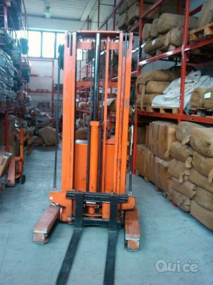 MULETTO ELETTRICO CON BINARIO E SCAFFALATURE DA MAGAZZINO foto-38340