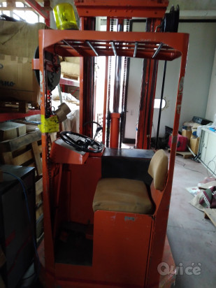 MULETTO ELETTRICO CON BINARIO E SCAFFALATURE DA MAGAZZINO foto-332665