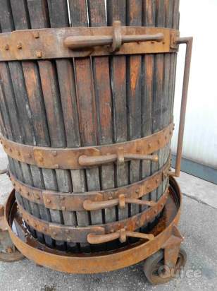 Torchio antico con ruote foto-340055