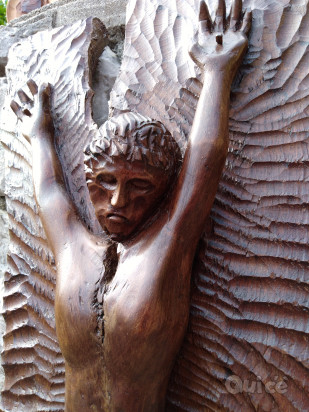 Crocefisso scolpito in legno di castagno foto-370617