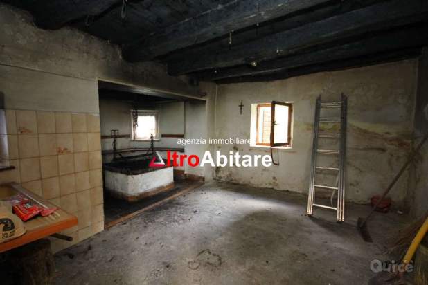 Porzioni terra-cielo da ristrutt. con 7500mq di t. a Borgo Valbelluna foto-380083