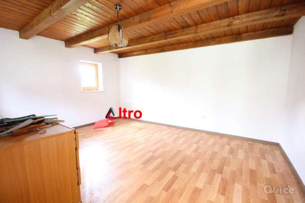 Porzioni terra-cielo da ristrutt. con 7500mq di t. a Borgo Valbelluna foto-380086