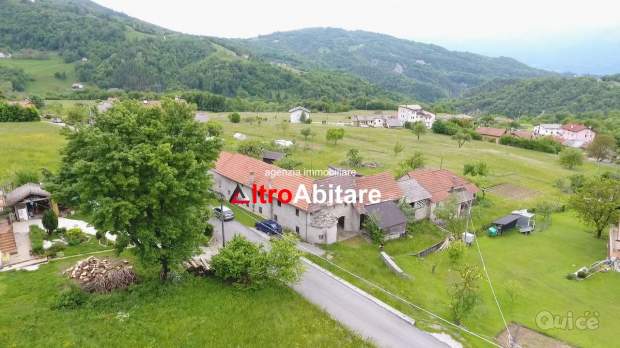 Porzioni terra-cielo da ristrutt. con 7500mq di t. a Borgo Valbelluna foto-380076