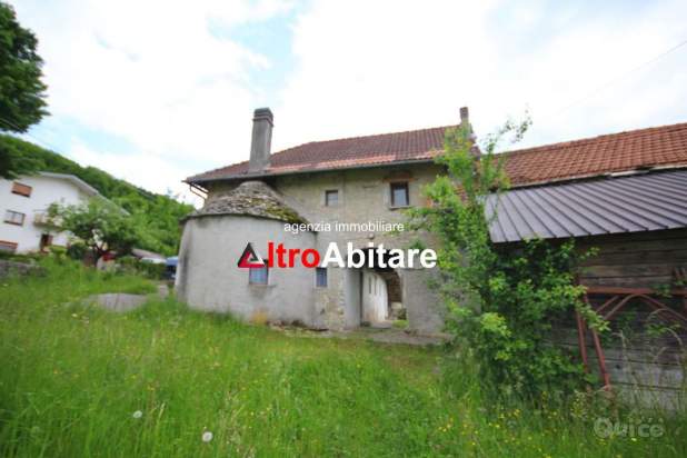 Porzioni terra-cielo da ristrutt. con 7500mq di t. a Borgo Valbelluna foto-380091