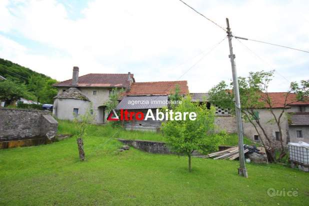 Porzioni terra-cielo da ristrutt. con 7500mq di t. a Borgo Valbelluna foto-380090