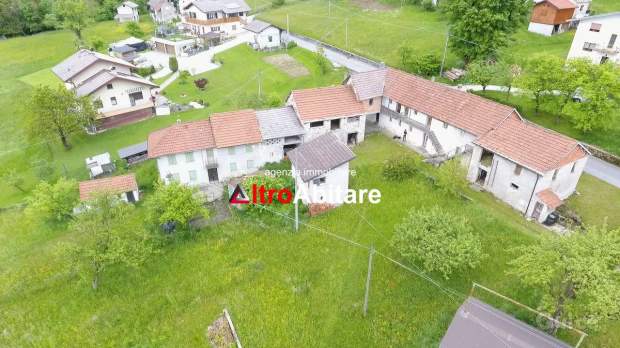 Porzioni terra-cielo da ristrutt. con 7500mq di t. a Borgo Valbelluna foto-380092