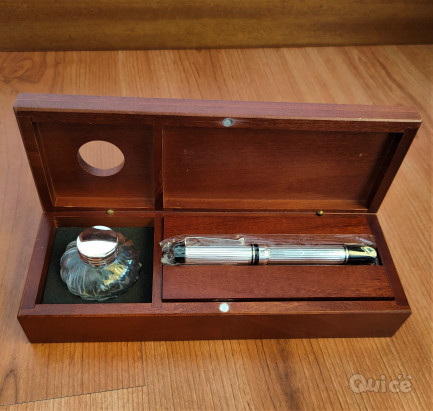 Scatola Porta penna con Stilo a inchiostro foto-412657