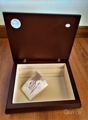 Scatola Portagioie in legno scuro e piastrina argento fiore foto-412667