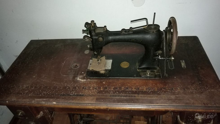 Macchina da cucire svizzera Phoenix del 1919 a pedale foto-5182