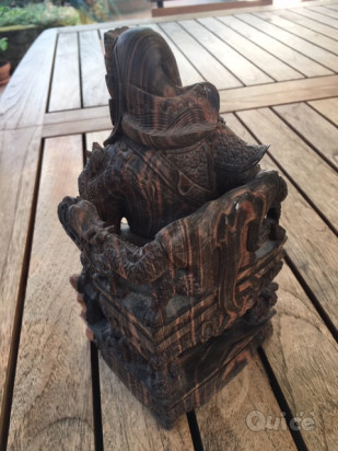 Statuetta in legno esotico, molto pesante, intagliata  a mano. foto-48626