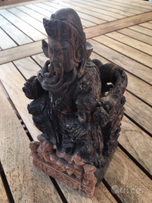 Statuetta in legno esotico, molto pesante, intagliata a mano. foto-8431