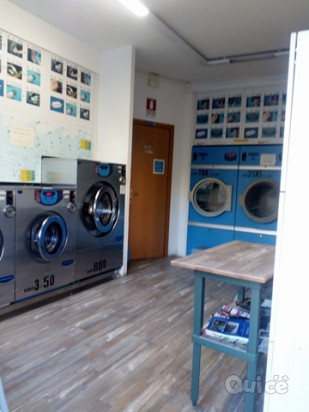 Vendo lavatrici e asciugatrici e altri elementi per lavanderia self service  foto-9155