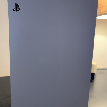 In vendita è una Sony PS5 con Blu-Ray 825 GB