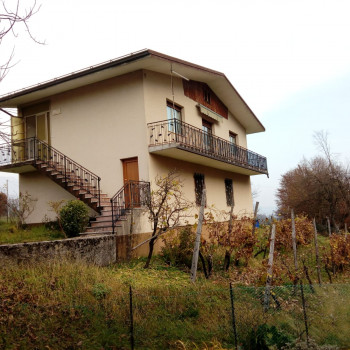 CASA SINGOLA IN POSIZIONE PANORAMICA E ASSOLATA