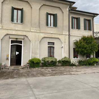 Villa del 900 con annesso capannone