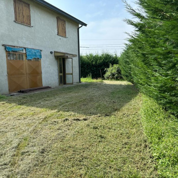 SPINEA MAGAZZINI AD USO AGRICOLO CON 3.900MQ DI TERRENO