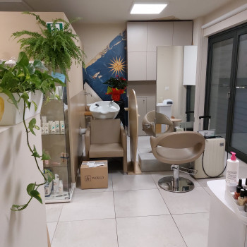 Affittasi postazione per parrucchiera