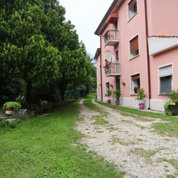 Casa singola abitabile con ampio terreno