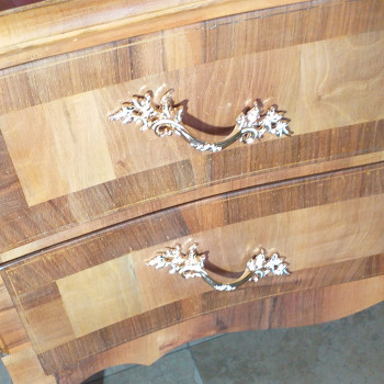 Comoncino in legno naturale stile Liberty