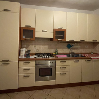 Cucina colore crema con finiture in legno