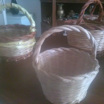 VENDO AL MIGLIOR OFFERENTE,COME DA FOTO..CESTINI FATTI A MANO CON CANNE E VIMINI