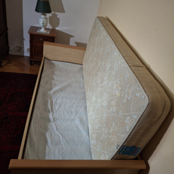 Letto singolo con secondo letto estraibile a scomparsa.