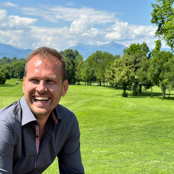 Jacopo, Manager, uomo solare e sportivo 