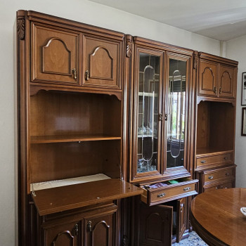 Regalo Mobile con vetrina in legno noce a tre ante