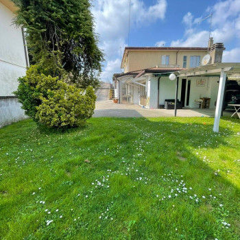 CAMPAGNA LUPIA Ampio e luminoso Appartamento con scoperto esclusivo di 300MQ