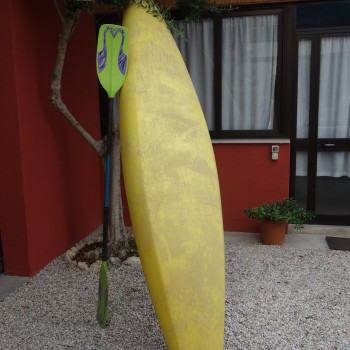  Kayak da fiume completo di pagaia, giubbotto e casco in buone condizioni. 