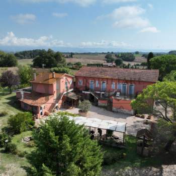 Agriturismo in vendita a Castiglione del Lago (Perugia)