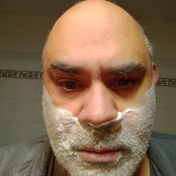 50-enne brutto ma romanticone