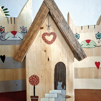 Oggetti in legno dipinti a mano