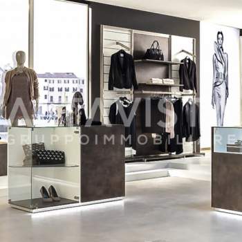 Negozio in vendita a Desenzano del Garda (Brescia)