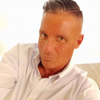 MASSAGGIATORE ESPERTO ESEGUE MASSAGGI 