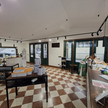 MIRA CENTRO Negozio di circa 90mq con doppio ingresso