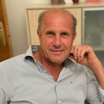 Valter, uomo 60 anni pragmatico, solare, ama viaggiare